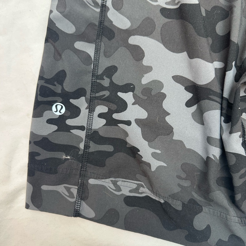 Lululemon Athletica Men's Black Camo Athletic Shorts M - Picture 4 of 4